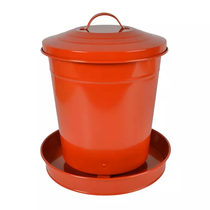 Kestävä 6 kg metallinen ruokinta-automaatti kanoille ja muulle siipikarjalle. Punaisessa ruoka-automaatissa on kahvallinen kansi ja yhtenäinen pyöreä ruokintakaukalo, josta linnut pääsevät syömään eri puolilta. Helposti yläkautta täytettävä malli soveltuu - Lintujen ruokinta- ja juoma-astiat - 056681 - 1