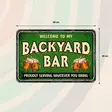 Metallikyltti "Welcome to my Backyard Bar. Proudly serving whatever you bring." 30x20cm Flamingo - Varoitus- ja huomiokyltit - 059313 - 2