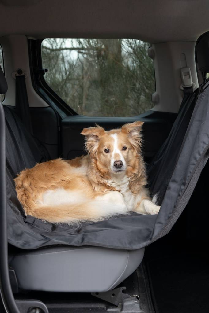 Takapenkinsuoja Paco fleecevuorella 146x143cm musta Flamingo - Koiran autoilutarvikkeet - 036404 - 1