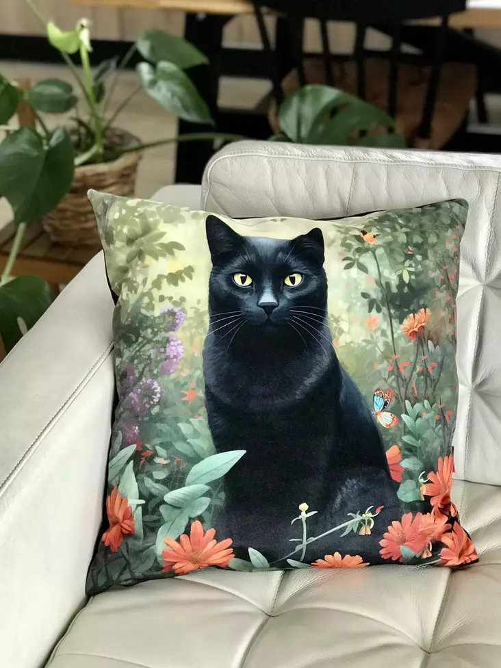 Tyyny istuva musta kissa 45x45cm KABOO - Koti ja sisustus - 038035 - 1