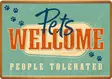 Metallikyltti "Pets welcome- people tolerated" 21x14,8cm Flamingo - Varoitus- ja huomiokyltit - 059336 - 1