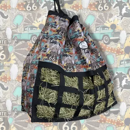 Heinäkassi Happy Trailer Route 66 57x55x22cm 8,5x5,5cm silmäkkeillä Schulz Equine - Hevosen ruokinta-astiat ja ämpärit - 056647 - 1