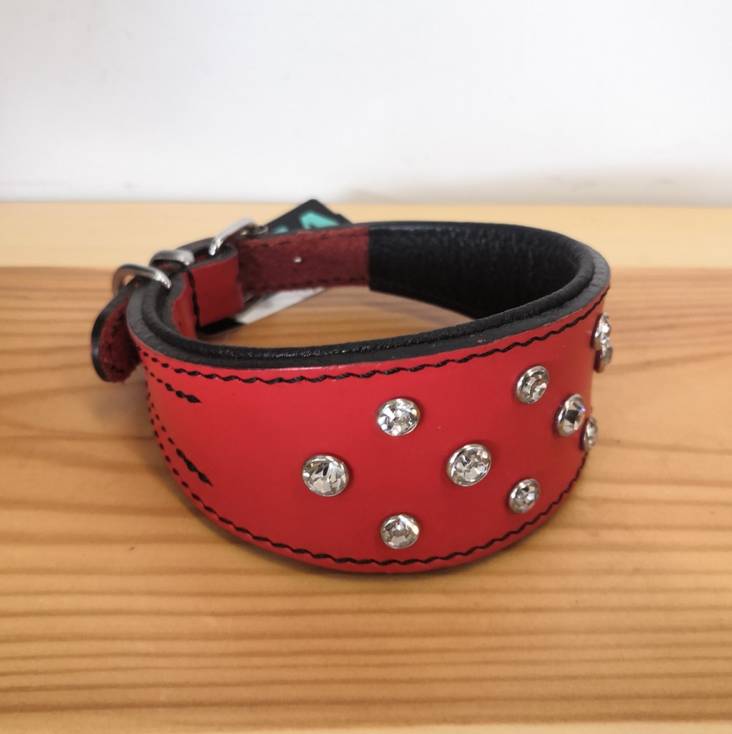 Vinttikoirapanta nahkaa strassikivikoristein 30cm punainen-musta Onega - Koiran solkipannat - 029697 - 1