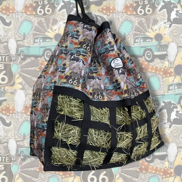 Heinäkassi Happy Trailer Route 66 57x55x22cm 8,5x5,5cm silmäkkeillä Schulz Equine - Hevosen ruokinta-astiat ja ämpärit - 056647 - 1