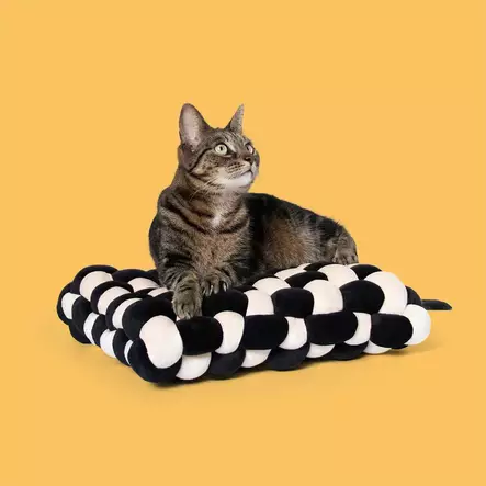 Pehmotyyny punottu Velvet Vibe 40x40x9,5cm musta-beige Coockoo - Kissan alustat ja matot - 054258 - 2