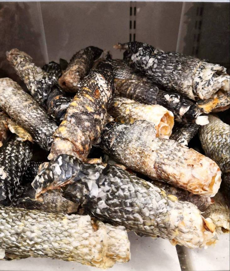 Kuivattu kalannahkarulla KG Eväkäs - Koiran herkut ja makupalat - 032468 - 1